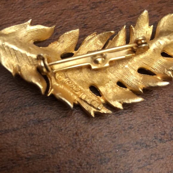 Coro Feather Brooch - Picture 3 of 4